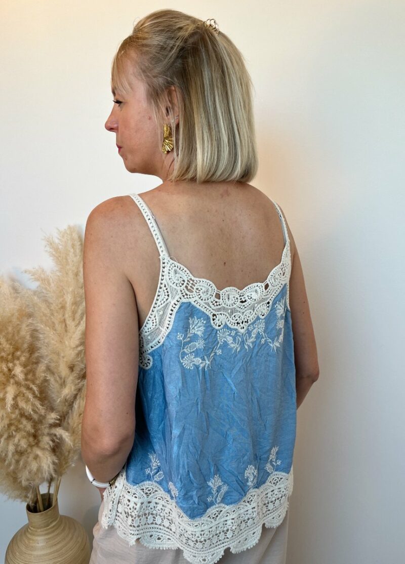 top bleu broderie beige 3
