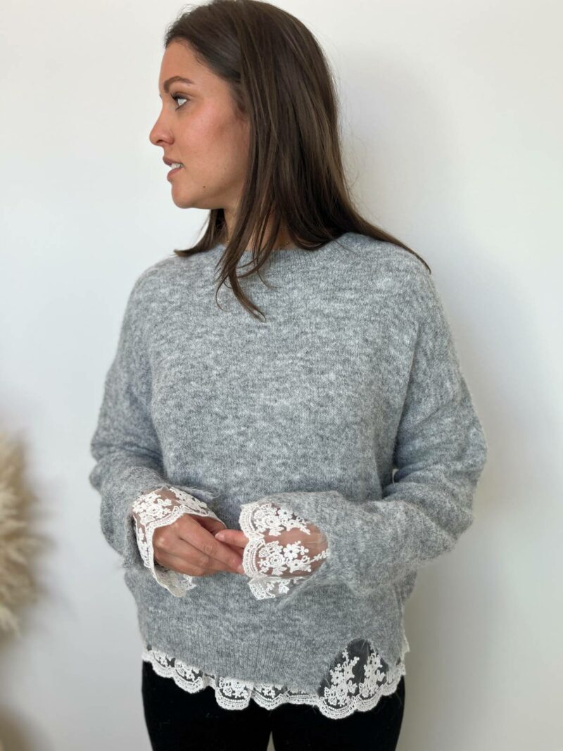 pull gris détail dentelle 2
