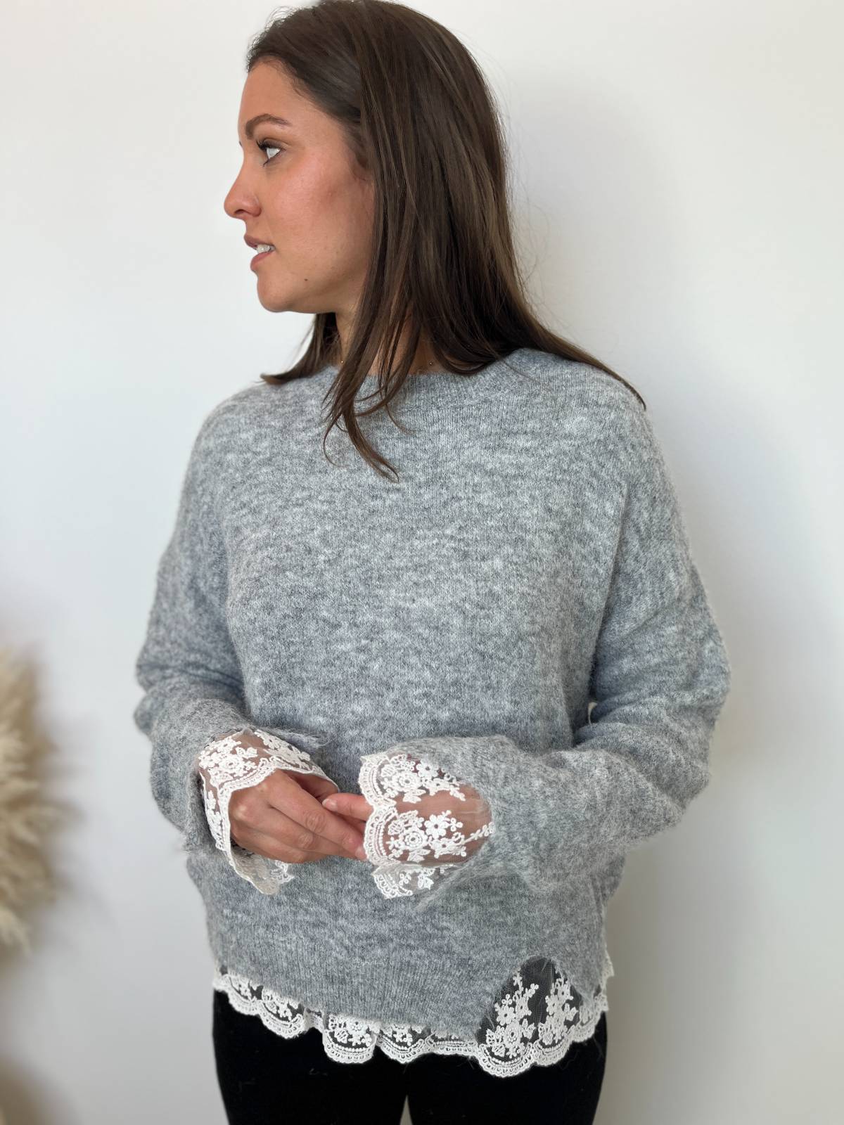 pull gris détail dentelle 2