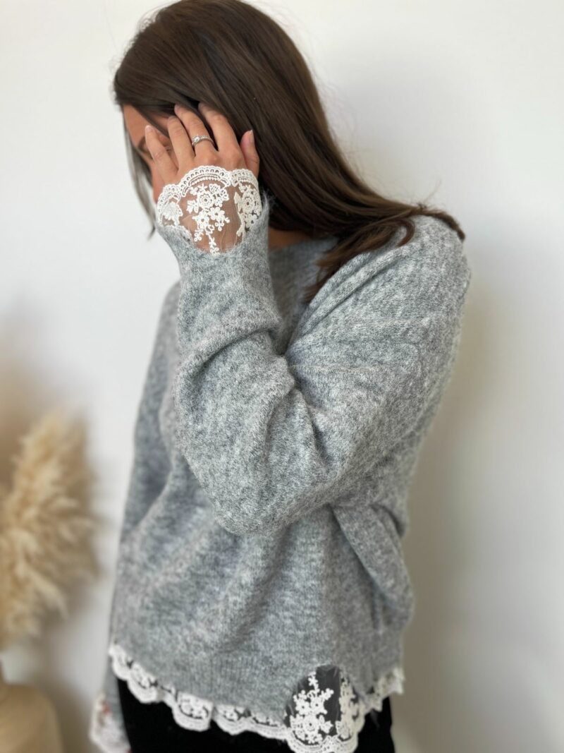 pull gris détail dentelle 3