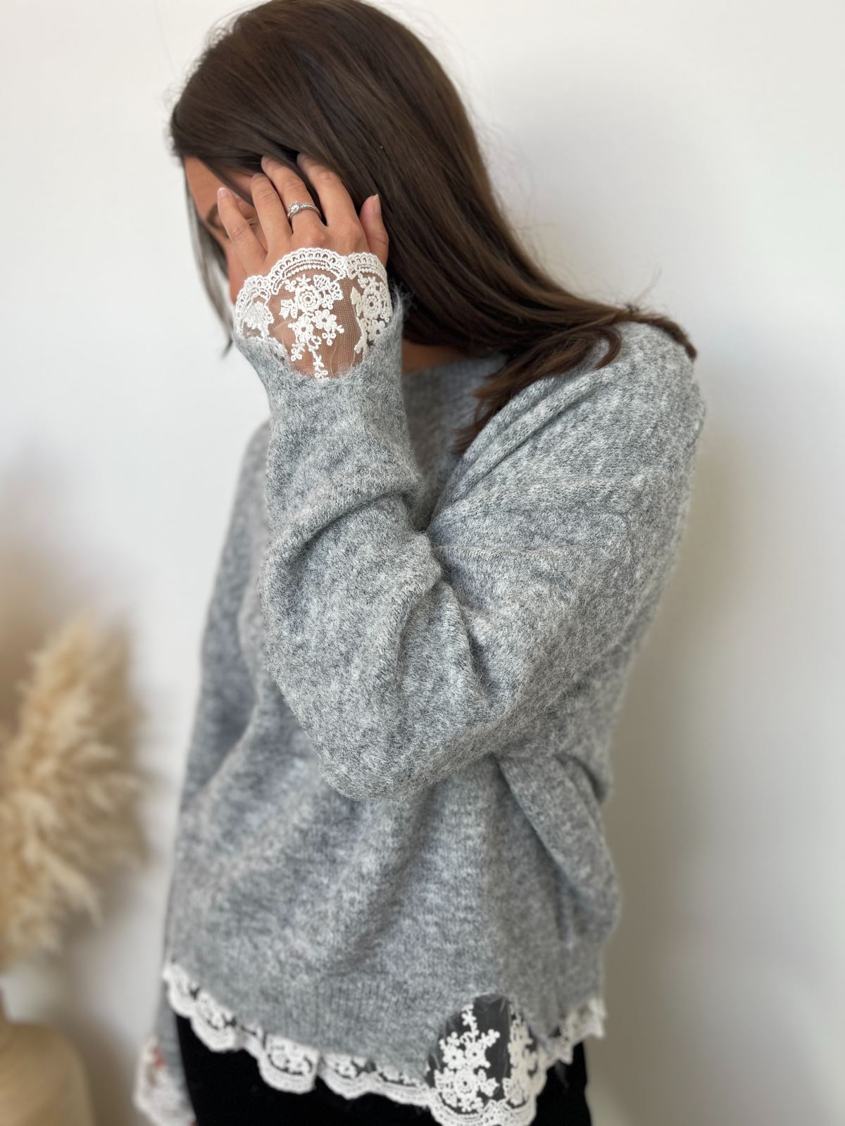 PULL GRIS DETAILS DENTELLE