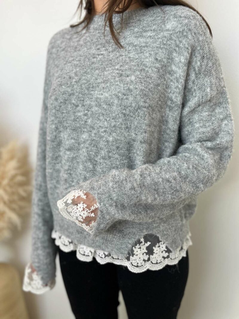 pull gris détail dentelle