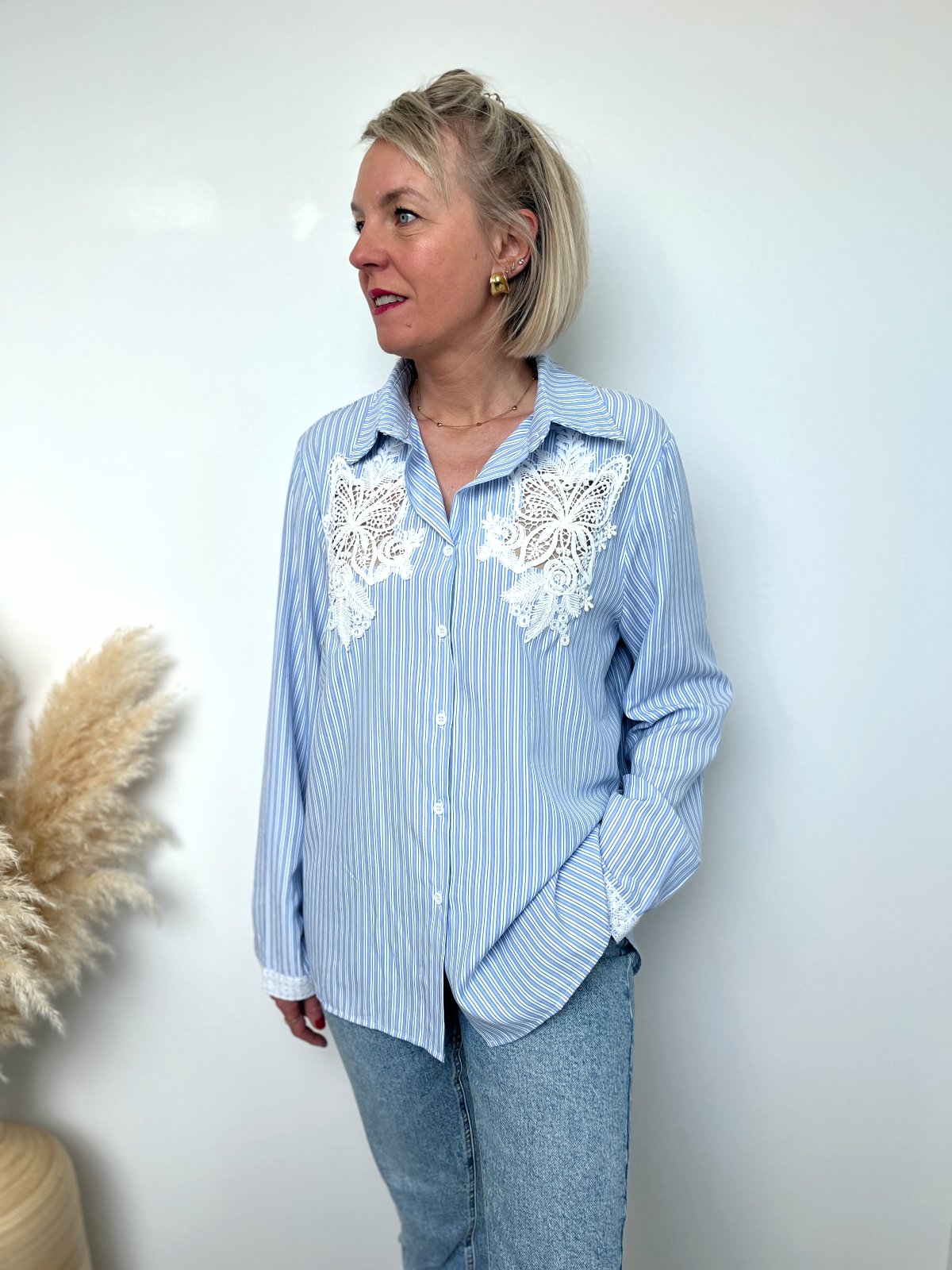 Chemise rayée bleu dentelle