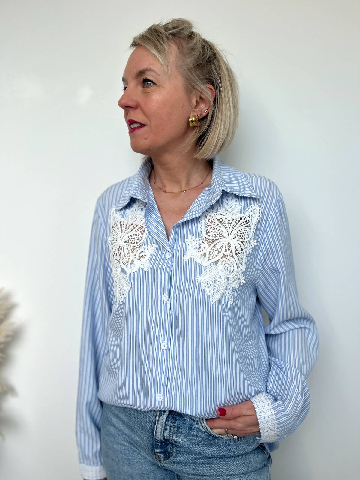 Chemise rayée bleu plastron dentelle