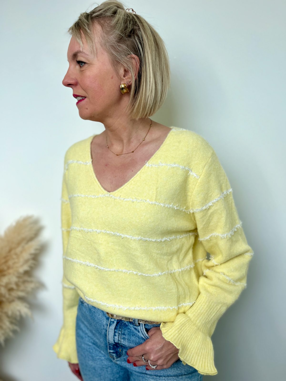 Pull Jaune col V rayé blanc