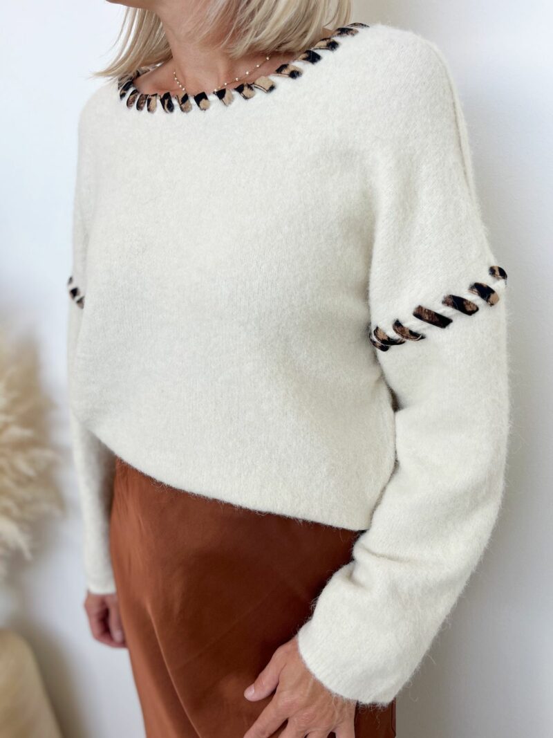 pull écru détails léopard 3