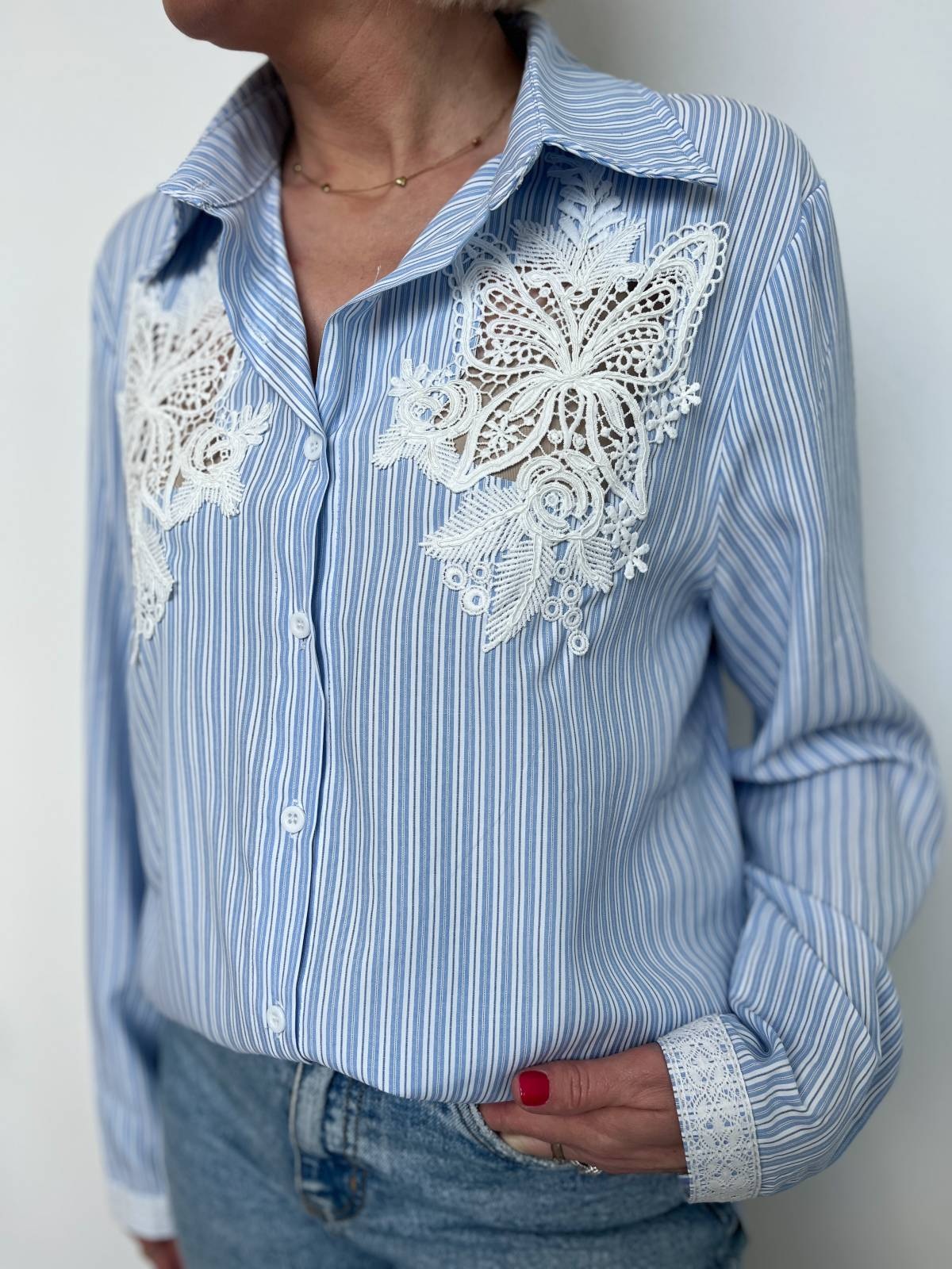 CHEMISE RAYÉE BLEU CIEL ET DENTELLE