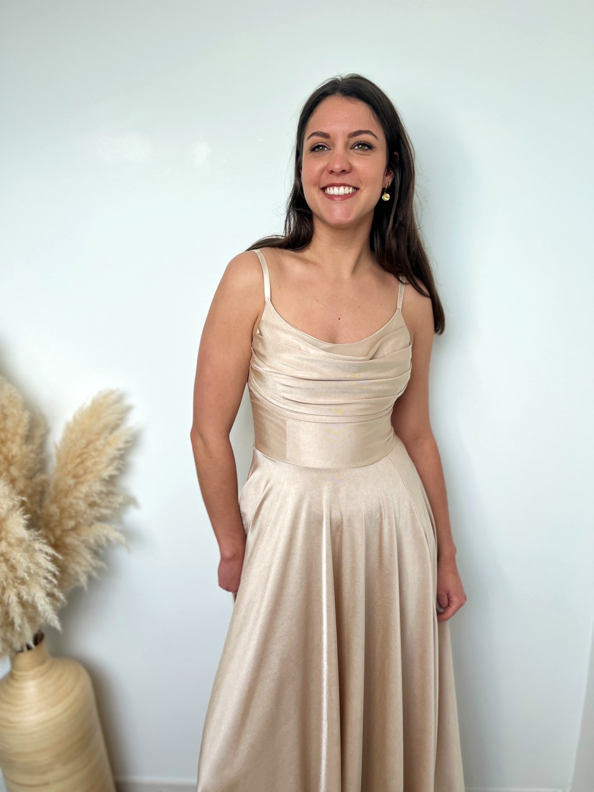 Robe satinée beige fines bretelles